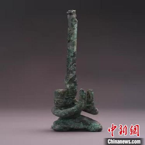 三星堆出土青铜扭头跪坐人像展现三千多年前古蜀写实雕塑艺术