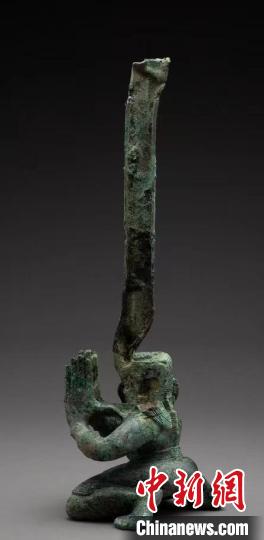 三星堆出土青铜扭头跪坐人像。　四川省文物考古研究院供图