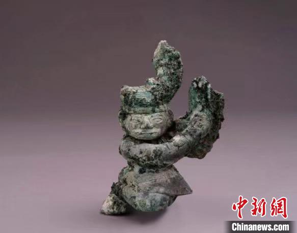 三星堆出土青铜扭头跪坐人像。　四川省文物考古研究院供图
