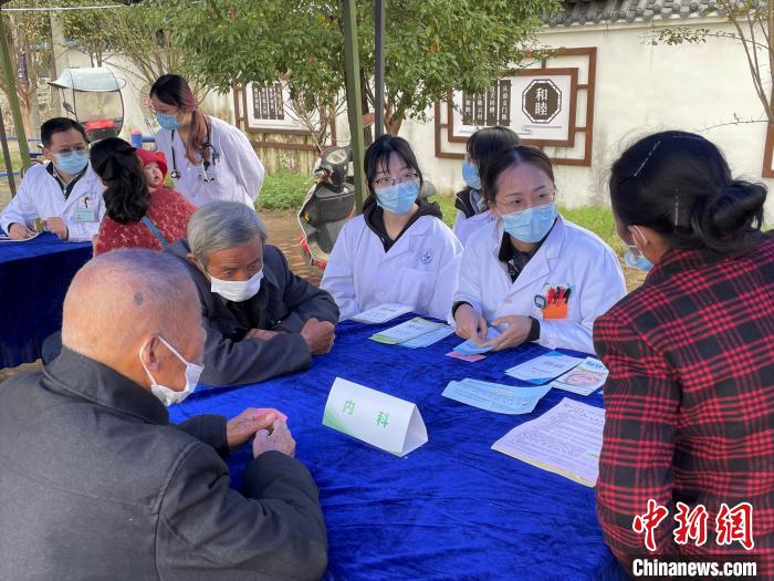 在鄂台湾大学生与专家团队赴蕲春县开展义诊
