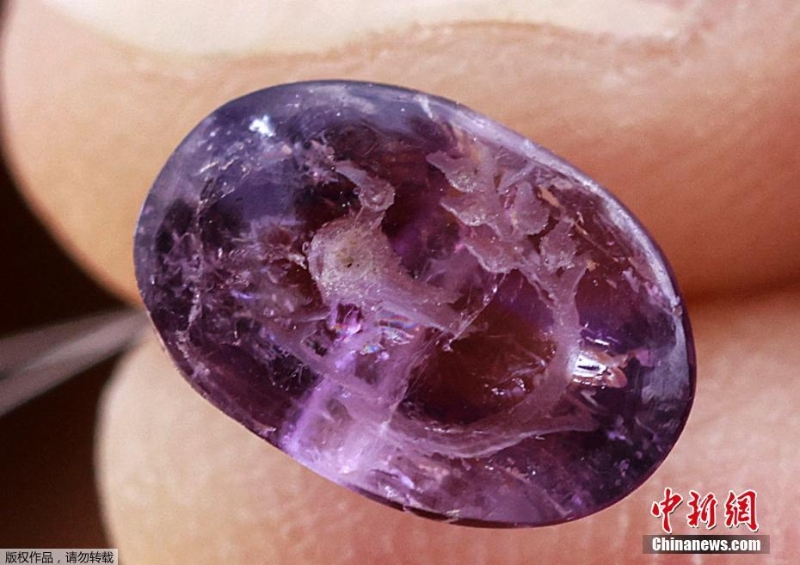以色列考古学家在耶路撒冷发掘一枚距今约2千年历史的紫水晶