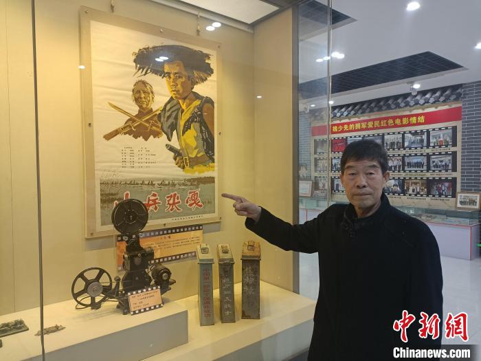 图为魏少先和他收集到的《小兵张嘎》海报、1920年法国产的电影放映机。　王天译 摄