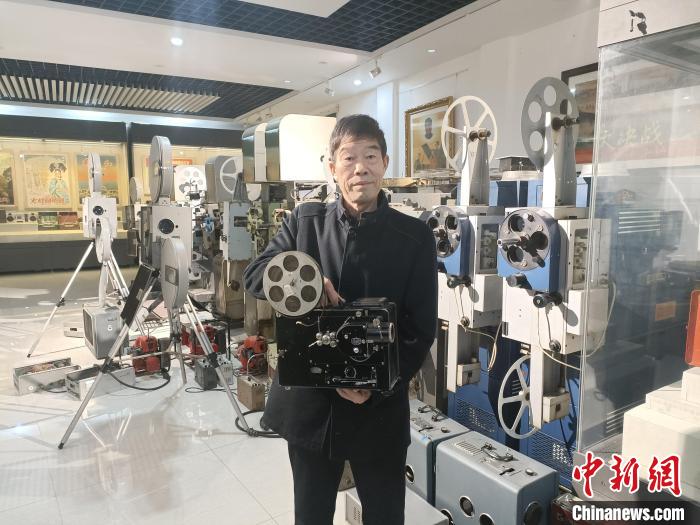 图为魏少先展示他所收集的电影放映机。　王天译 摄